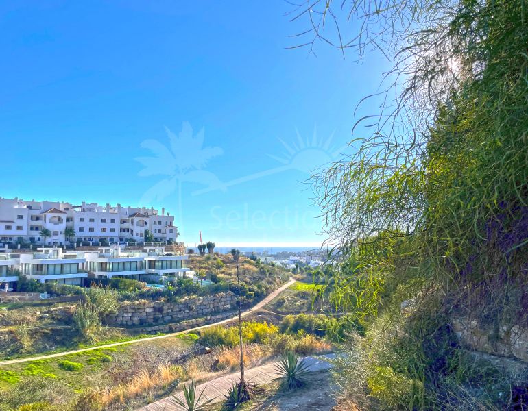 Resedential south facing plot for sale in La Resina Golf, Estepona with sea views