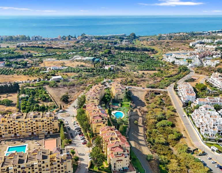 Un maravilloso apartamento de tres dormitorios en la comunidad cerrada Loma Real, Estepona