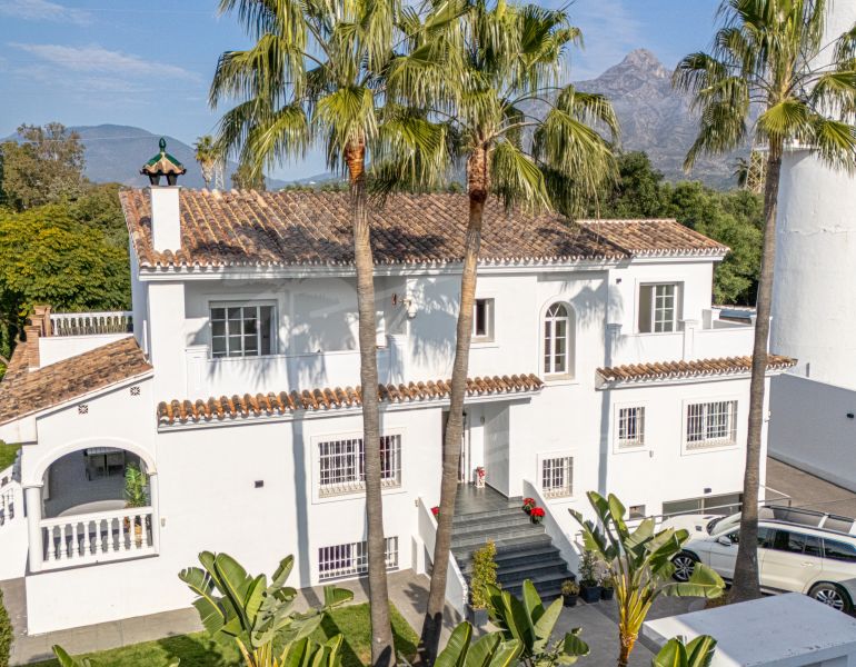 Immaculate six bedroom south facing villa in a quiet residential area of Atalaya Rio Verde in Nueva Andalucia