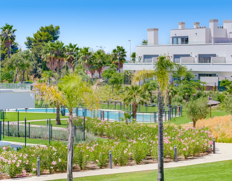 Elegante apartamento orientado al suroeste de dos dormitorios situado en la comunidad cerrada Aqua Gardens en la Nueva Milla de Oro, Estepona