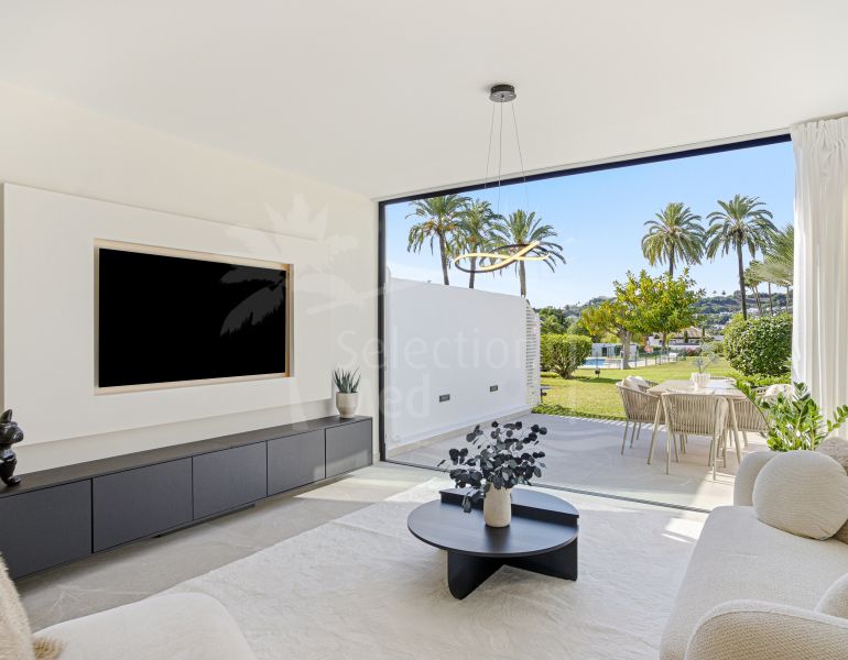Contemporary four bedroom townhouse located in the gated community of La Rinconada, located in Marbella´s Golf Valley