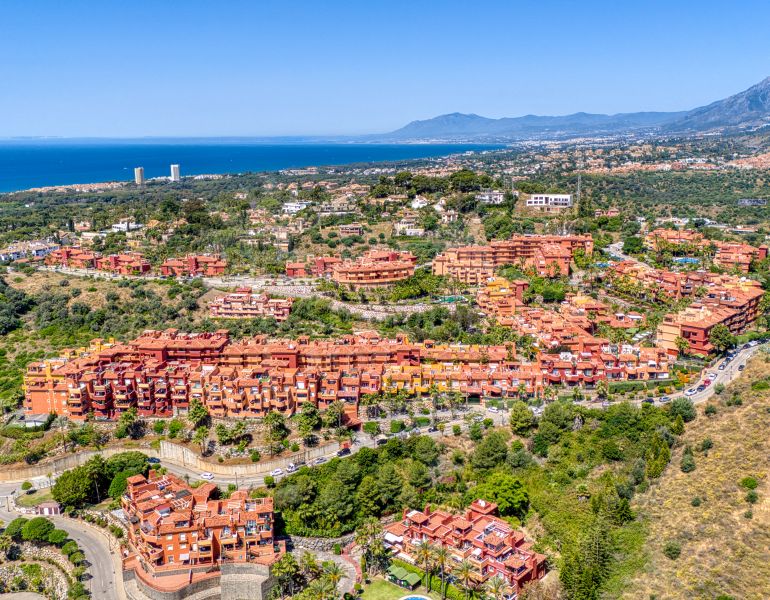 Magnifiquement rénové, orienté sud-ouest, appartement de deux chambres situé dans le quartier résidentiel de Reserva de Marbella