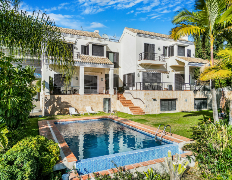 Fantástica villa de cinco dormitorios con orientación sur en La Quinta, Benahavis con vistas al mar y al golf