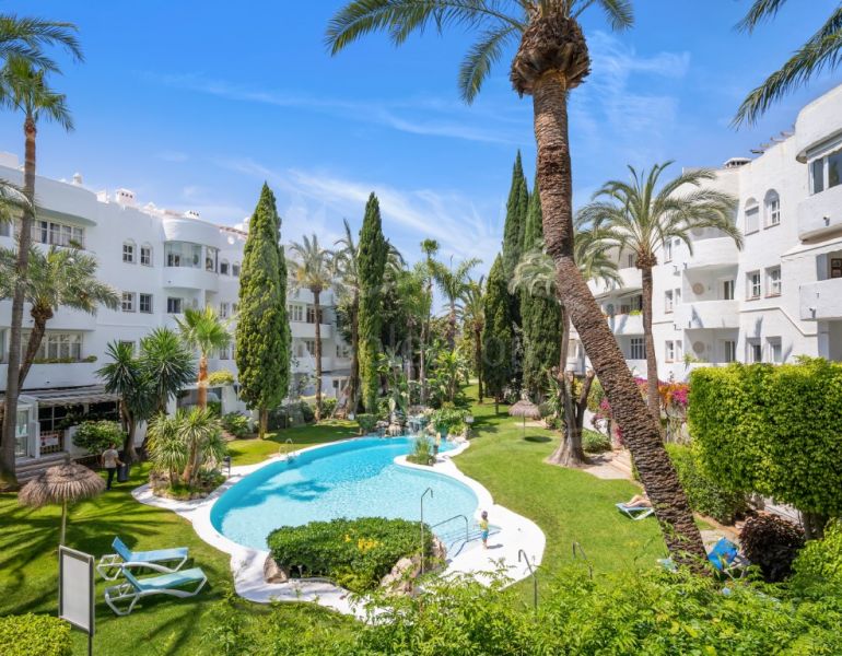 Espacioso apartamento de dos dormitorios, primer piso en la comunidad conocida y cerrada Marbella Real