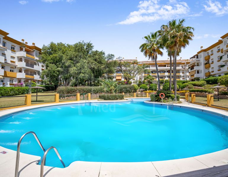 Superbe trois chambres, sud-est face au duplex penthouse dans l'urbanisation fermée Los Pinos de Nagueles sur le Golden Mile de Marbella