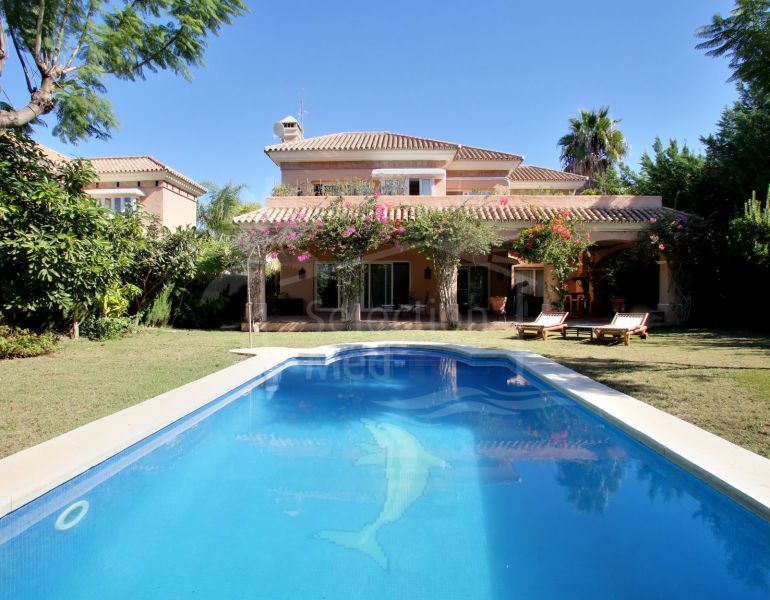 Magnifique villa de 4 chambres à Las Brisas, proche de toutes commodités et de la plage