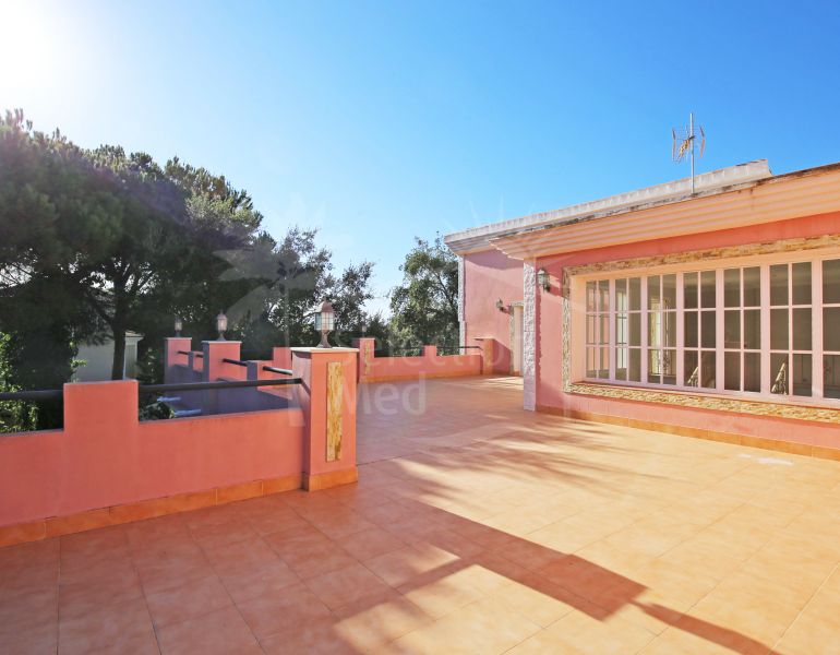 Villa independiente de 5 dormitorios en Las Chapas, Marbella