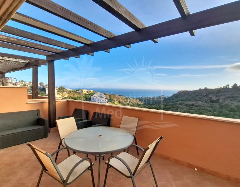 Exclusivo ático de 2 dormitorios con vistas al mar y Gibraltar, junto a Sotogrande