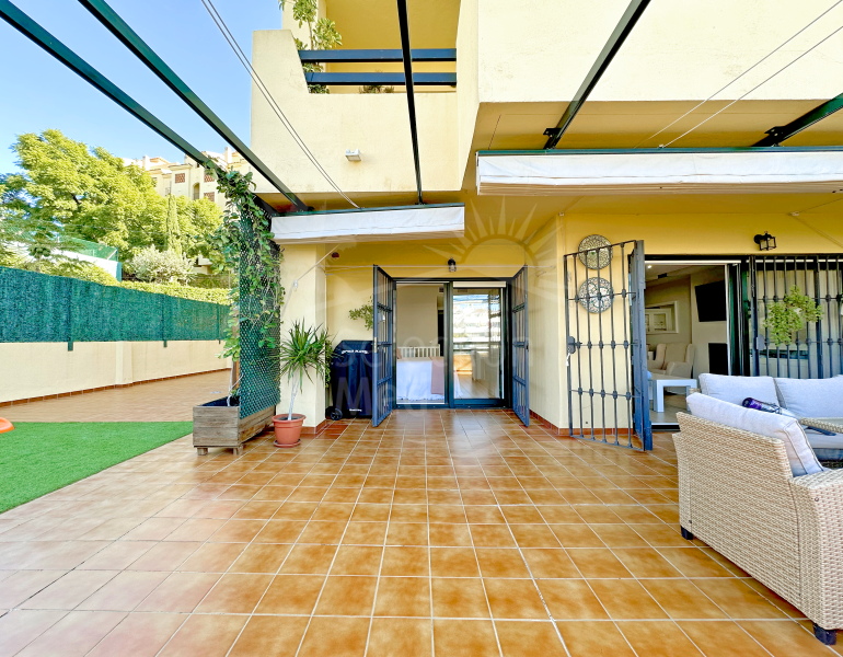 Exclusive renovated apartment with a large terrace and panoramic views in Las Joyas, Estepona