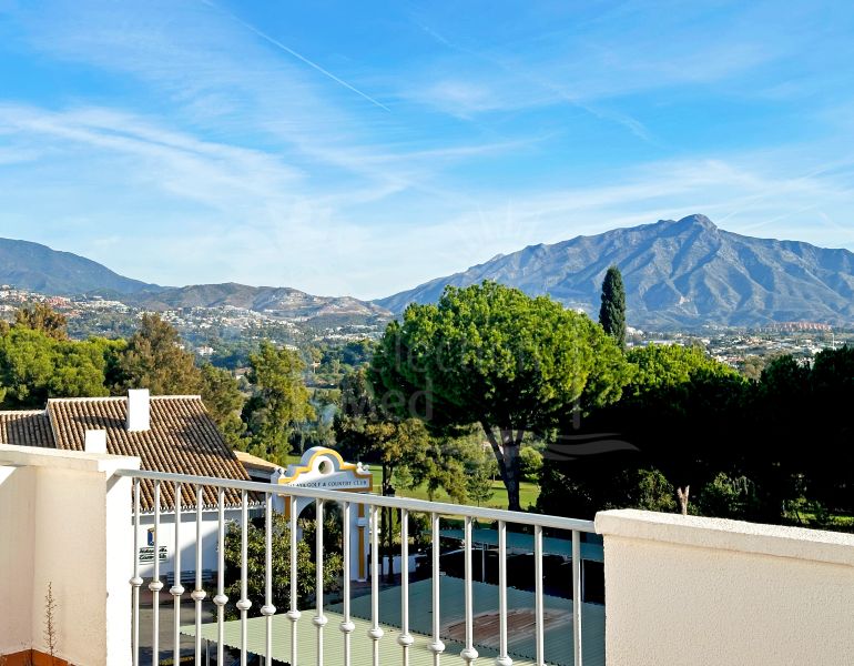 Elegante Adosado con Vistas y Acceso Directo al Campo de Golf