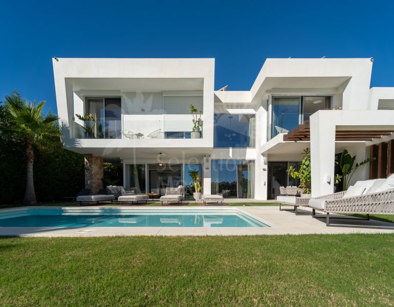 Spectacular Villa in Marbella East: A Frontline Golf Haven