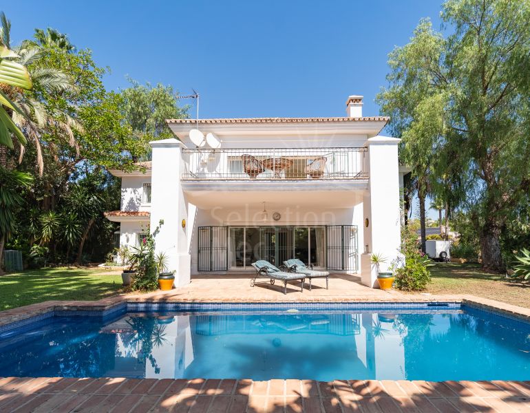 Villa en venta en El Rosario, Marbella Este