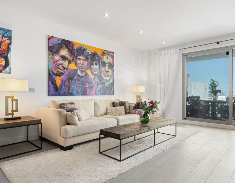 Welcome to this modern 3 bedroom apartment in the heart of Benalmádena Pueblo!