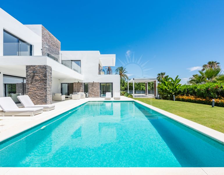 Villa Contemporaine Spacieuse au Cœur du Triangle d'Or !