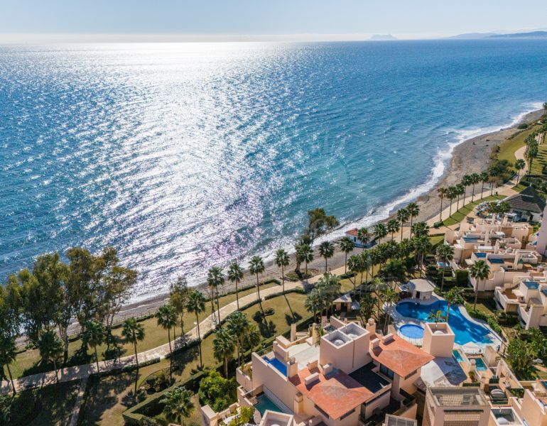 Charmant appartement avec vue sur la mer à Bahía de la Plata, un complexe exclusif de plage de front, près de la ville d'Estepona.