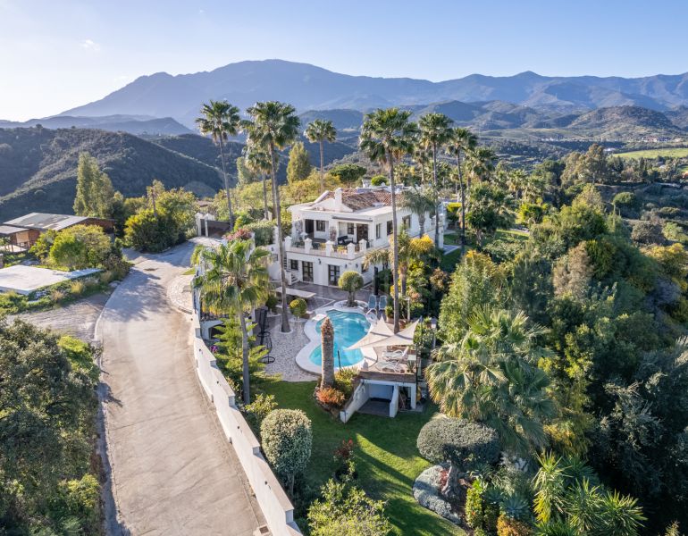 Amazing and unique hilltop estate only 3 minutes drive from Laguna beach close to Estepona center!