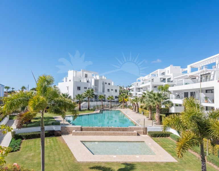 Fabulous penthouse with a huge sunny wrap-around terrace in the recent byuilt Cortijo del Golf complex!