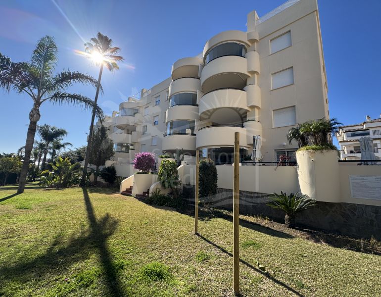 Bonito apartamento con vistas al mar situado justo en la Milla de Oro de Marbella!