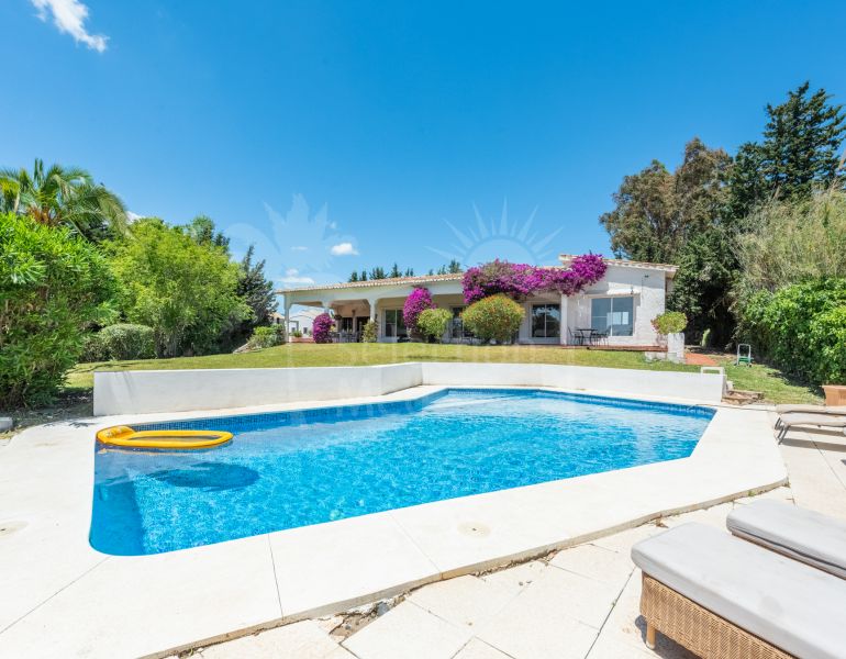 Andalucian style villa with a large plot of 1.700sq.m. located close to Atalaya Golf Club! Great investment opportunity!