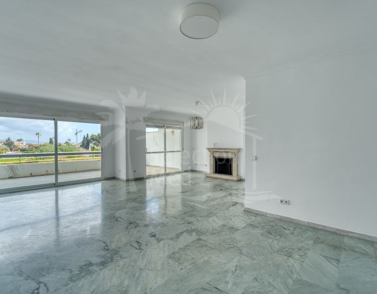 ÁTICO DÚPLEX EN GUADALMINA BAJA – 290 m² | 5 SUITES | 3 GARAJES | GRAN OPORTUNIDAD