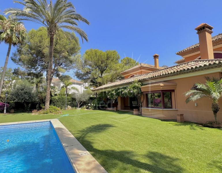 Villas for sale in Altos Reales, Marbella Golden Mile
