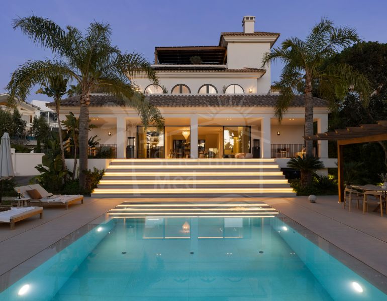 Villa for sale in Los Naranjos, Nueva Andalucia