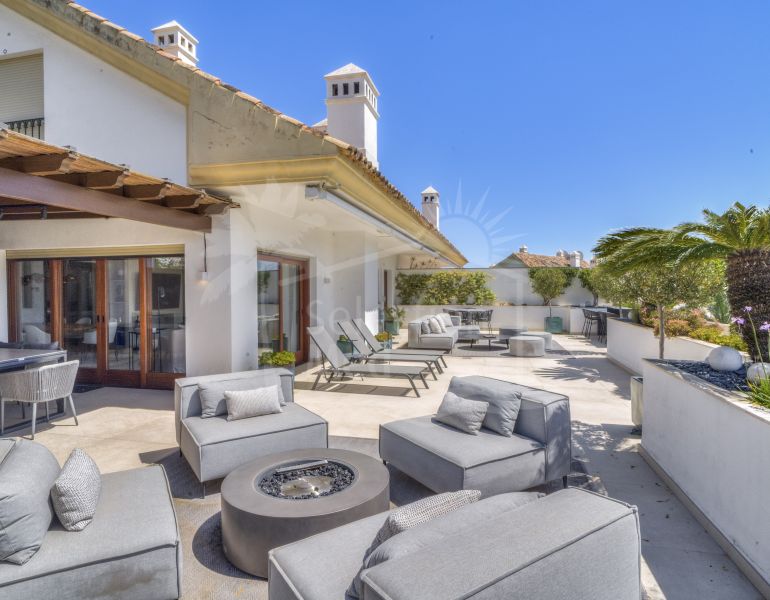Ático dúplex exclusivo en la Milla de Oro de Marbella con vistas panorámicas al mar y a La Concha, amplias terrazas y una ubicación privilegiada cerca de Puente Romano.