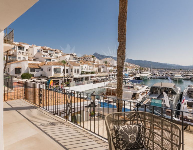 Appartement de luxe rénové en première ligne avec vues panoramiques à Benabola, Puerto Banús