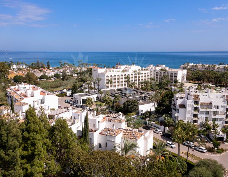 Duplex penthouse with an incredible terrace and panoramic views, in the heart of Puerto Banus
