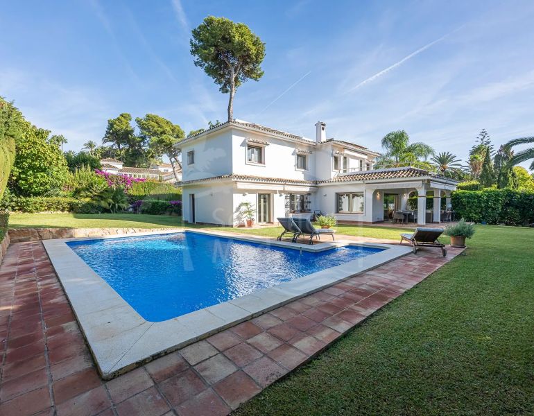 Villa en venta en Los Monteros Playa, Marbella Este