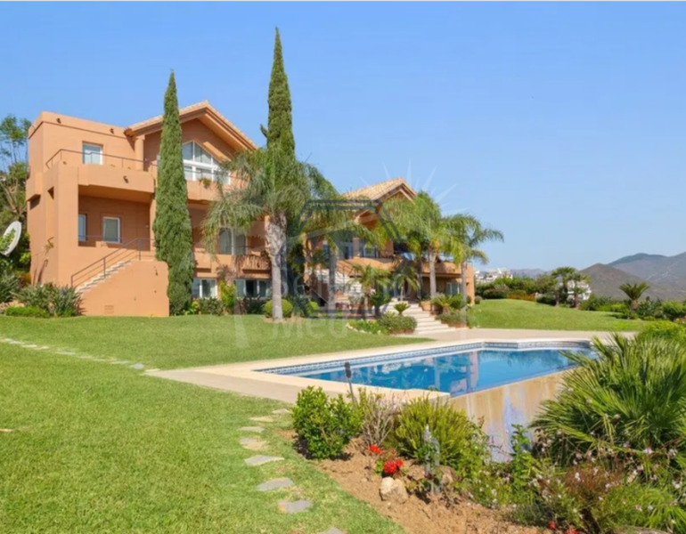 Villa en venta en La Mairena, Marbella Este