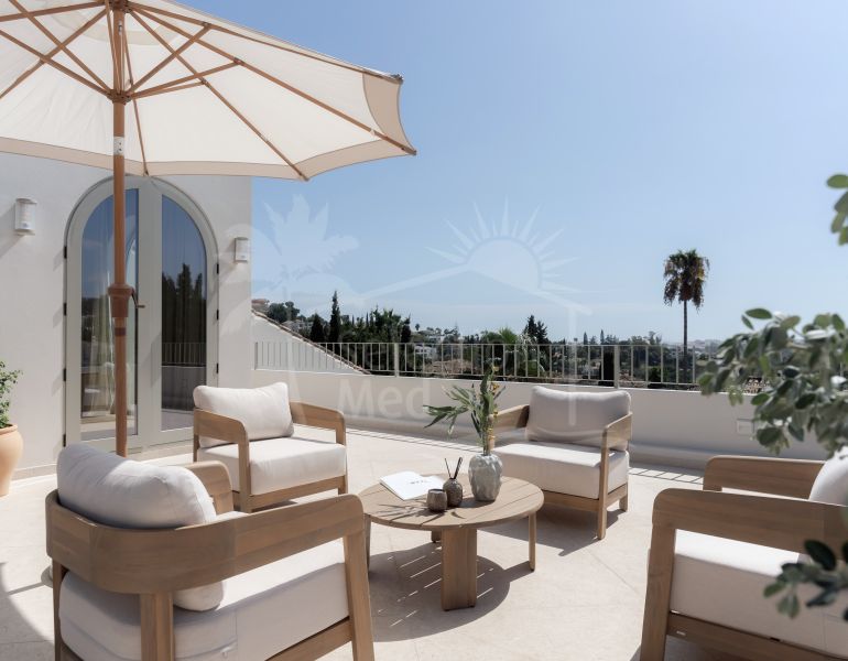 Villa for sale in Los Naranjos, Nueva Andalucia