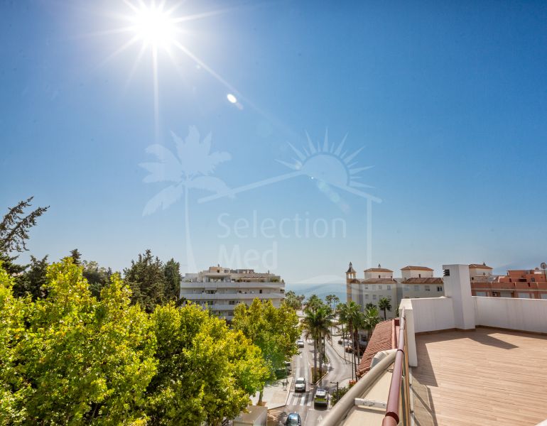 Luxury Estepona duplex ático con solarium en la azotea, licencia de alquiler y vistas al mar.