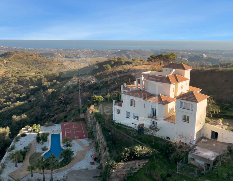 Espectacular Villa en Gran Parcela con Vistas Panorámicas al Mar – Forest Hills