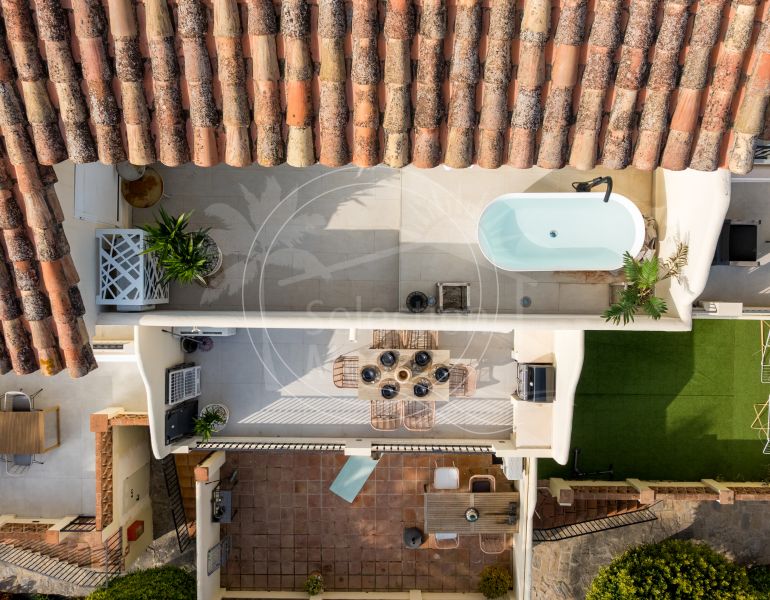 Elegante Adosado Reformado Cerca de Aloha Golf – Jardín Privado y Comunidad Cerrada