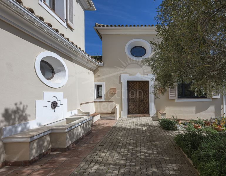 Villa de 5 Dormitorios con Anexo para Invitados en Zona F