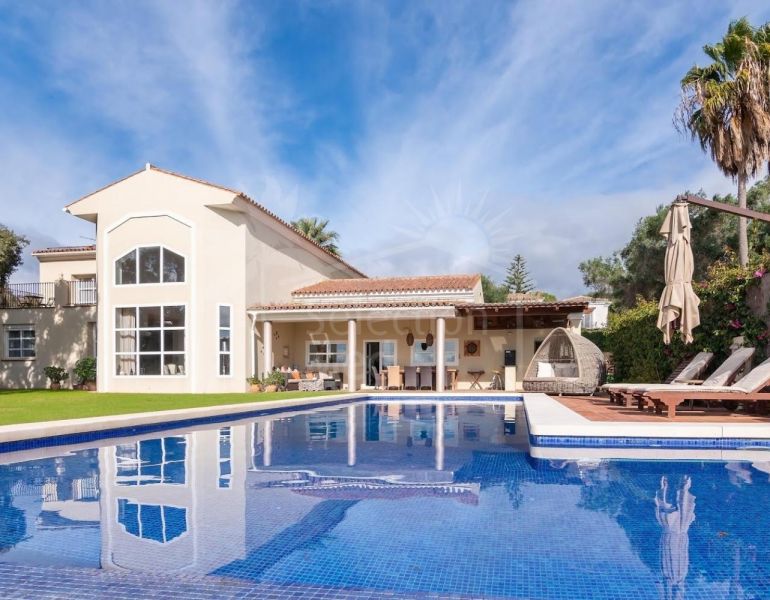Villa Orientada al Sur en Sotogrande – Lujo, Privacidad y Sostenibilidad en un Entorno Exclusivo