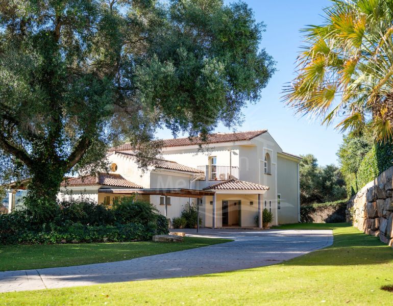 Villa Orientada al Sur en Sotogrande – Lujo, Privacidad y Sostenibilidad en un Entorno Exclusivo