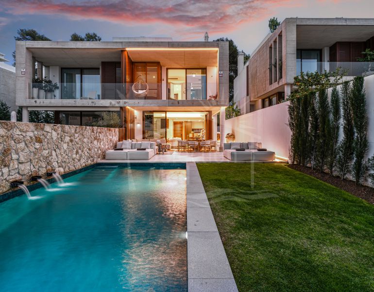 EXCLUSIVE VILLA WITH PRIVATE POOL, JACUZZI & OUTDOOR CINEMA ON MARBELLA’S GOLDEN MILE