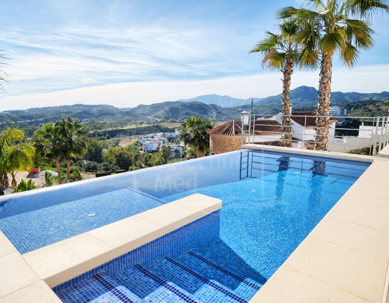 Moderna villa de 4 dormitorios con vistas al mar y a la montaña, Benahavís