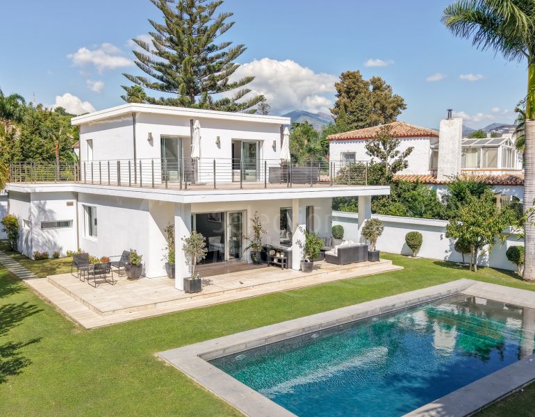 Villa de lujo de 4 dormitorios en Nueva Andalucía, a poca distancia a pie de Puerto Banús