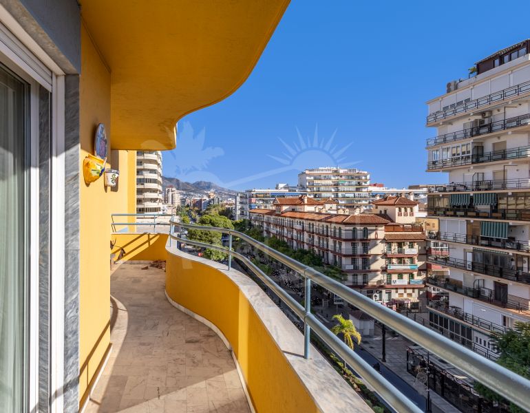 CORNER APARTMENT TO RENOVATE – INVESTMENT POTENTIAL – CITY CENTRE