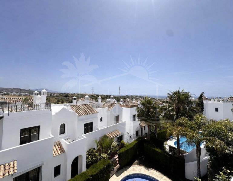 Casa adosada en primera línea de golf, 3 dormitorios, 3 baños y garaje privado, en Azata Golf, Estepona Oeste