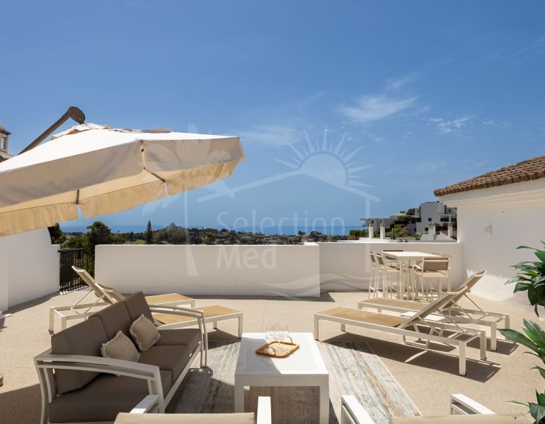 Espectacular ático de 2 dormitorios en Paraiso Pueblo, Benahavís, con vistas al mar, gran solárium, licencia turística y opción de 3 dormitorios.