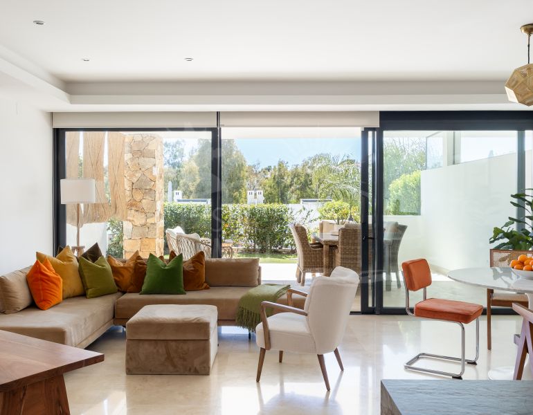 Elegant 3-Bedroom Townhouse with Panoramic Views Near Puerto Banús