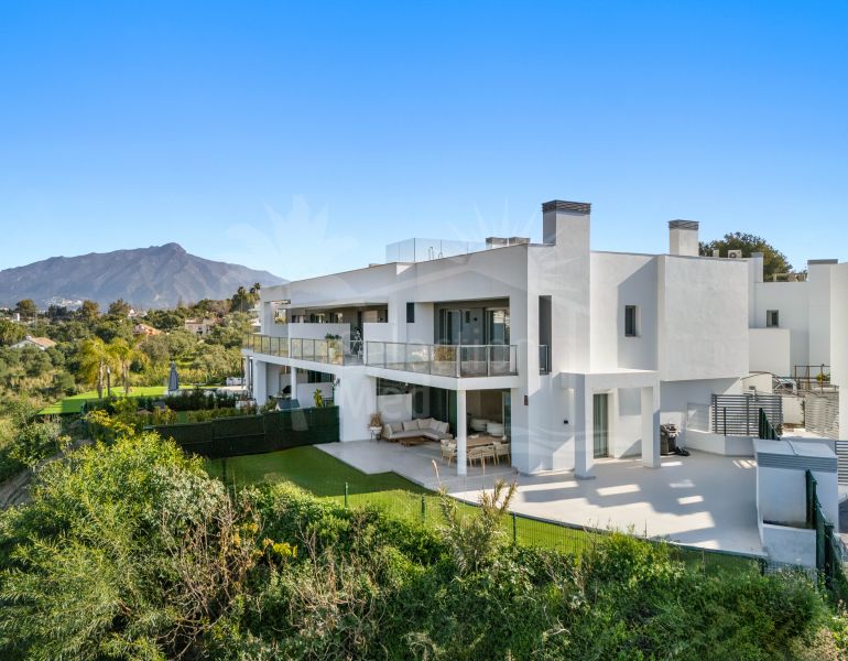 Semi-detached Villa Treetops in Guadalmina, a luxurious contemporary villa with mountain views