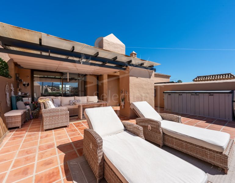 Stylish 3-Bedroom Duplex Penthouse in La Cartuja del Golf