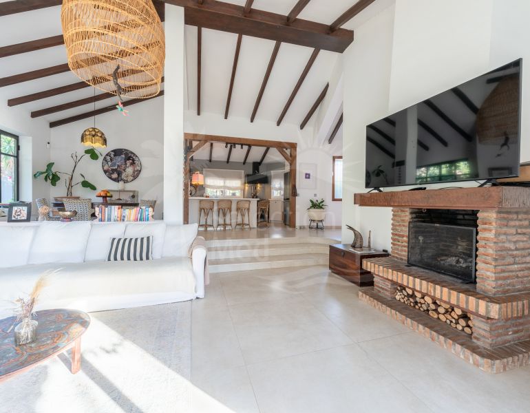 Encantadora y Artística Villa de 4 Dormitorios en Atalaya