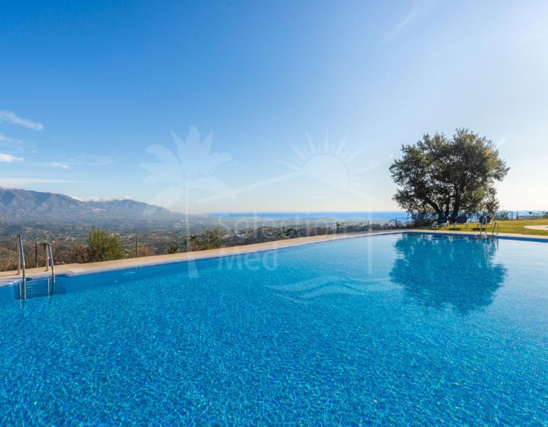 Adosado en venta en La Mairena, Marbella Este