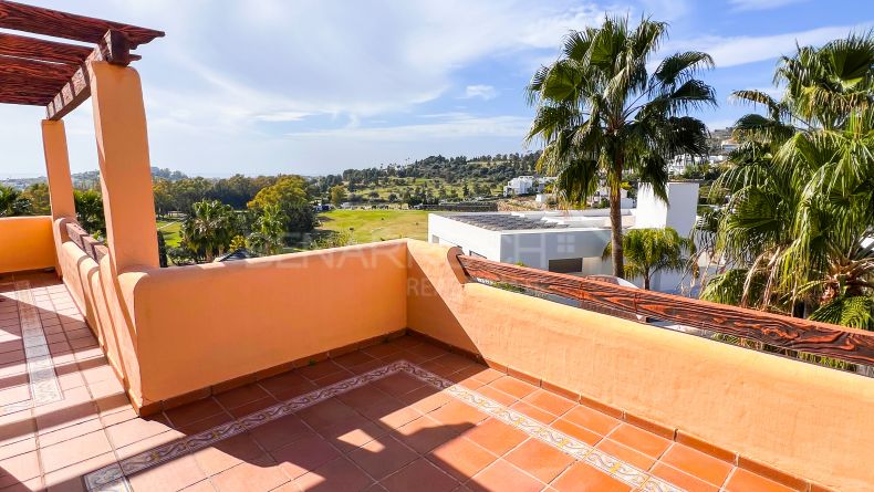 Galerie de photos - Benahavis, appartement penthouse avec vue sur le terrain de golf à Las Lomas del Conde Luque